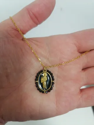 Colgante con cadena bisutería negra y dorada