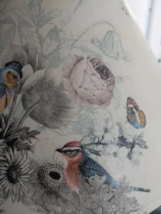 Lámpara de madera con pantalla de pajaritos