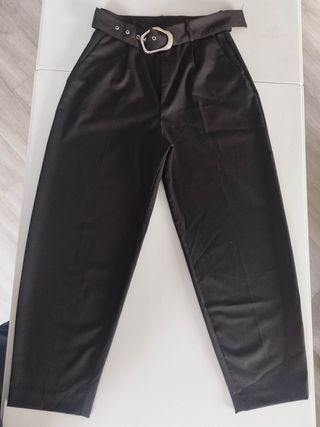 Pantalón negro Zara con cinturón