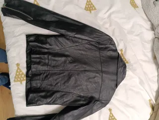 Cazadora de piel negra