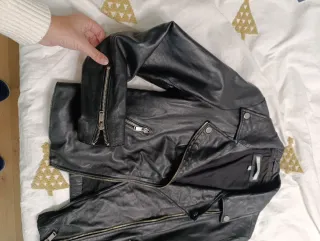 Cazadora de piel negra