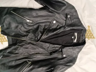 Cazadora de piel negra