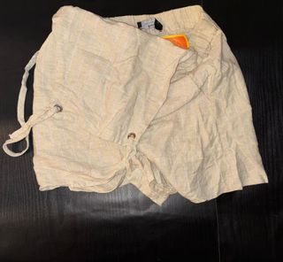 Falda beige de lino con cordones