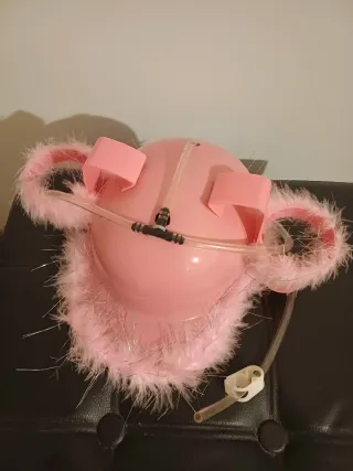 Cappello da bere con piume rosa