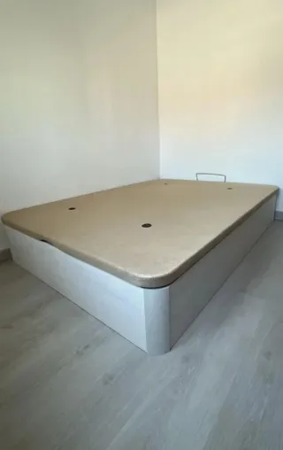 Canapé de madera y tela beige