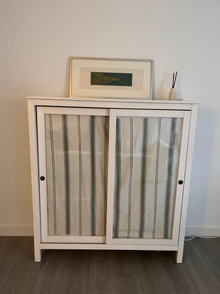 Alacena blanca con puertas correderas