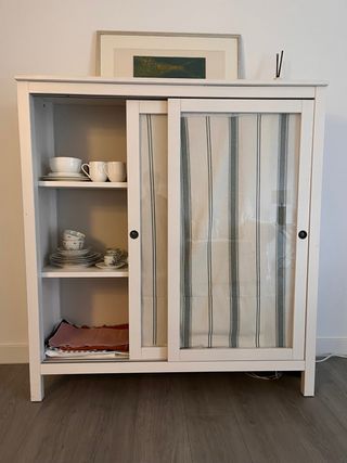 Alacena blanca con puertas correderas