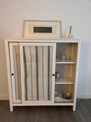 Alacena blanca con puertas correderas