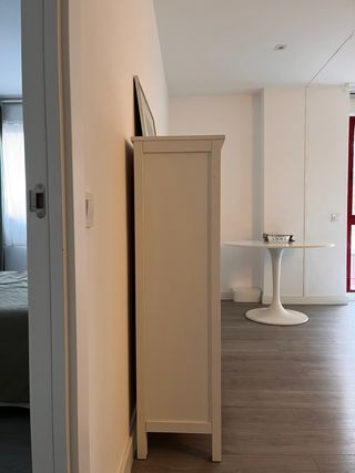 Alacena blanca con puertas correderas