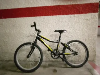 Bicicleta negra y amarilla