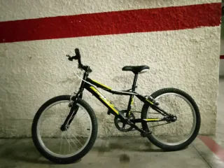 Bicicleta negra y amarilla
