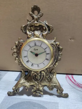 Reloj de mesa vintage dorado