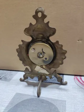 Reloj de mesa vintage dorado