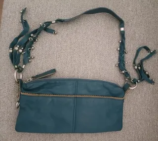 Bolso bandolera azul con adornos