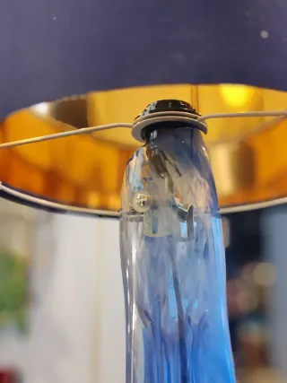 Lampada da tavolo in vetro blu