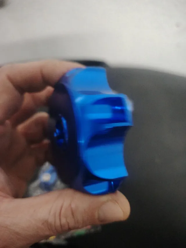 Tapón gasolina y palanca cambios moto azul