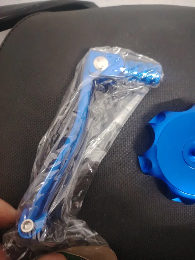 Tapón gasolina y palanca cambios moto azul