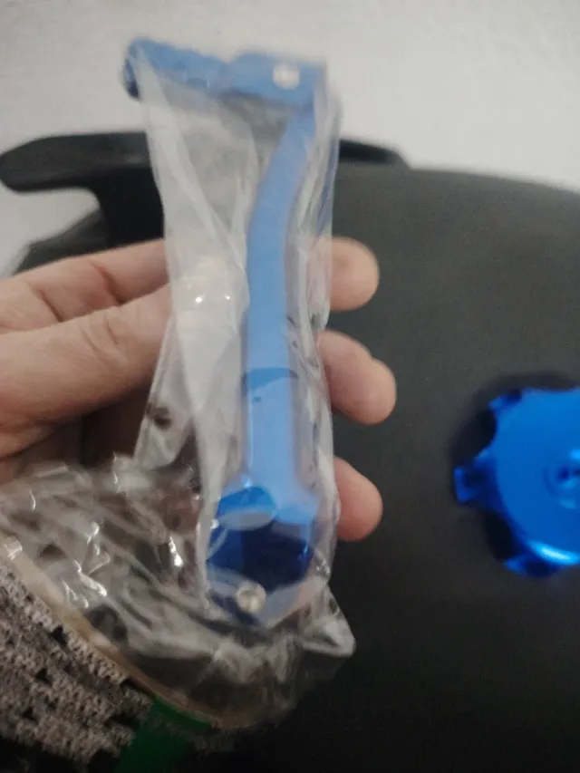 Tapón gasolina y palanca cambios moto azul