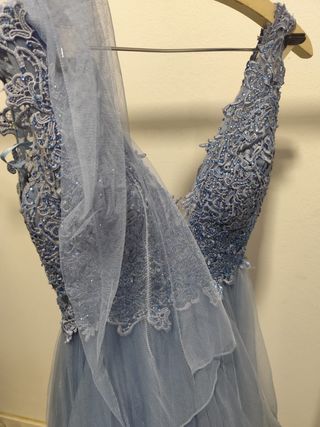Vestido de fiesta azul de tul con pedrería
