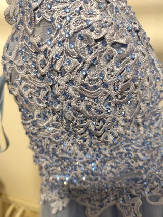 Vestido de fiesta azul de tul con pedrería
