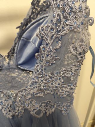 Vestido de fiesta azul de tul con pedrería