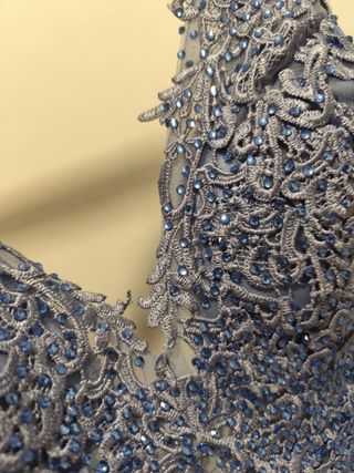 Vestido de fiesta azul de tul con pedrería