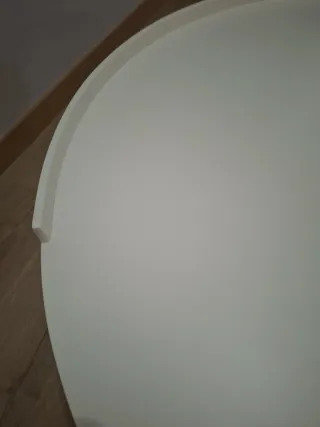 Mesa de centro redonda blanca y madera