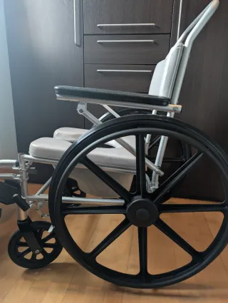 Silla de ruedas para WC y Ducha con Autopropulsión