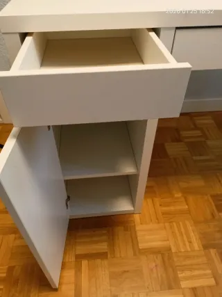 Escritorio blanco Micke de Ikea con cajón y puerta