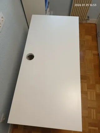 Escritorio blanco Micke de Ikea con cajón y puerta