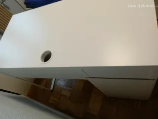 Escritorio blanco Micke de Ikea con cajón y puerta