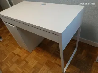 Escritorio blanco Micke de Ikea con cajón y puerta