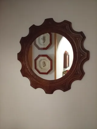 Espejo de madera con marco decorado