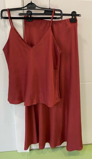 Conjunto satén top y falda marca SEE IOU