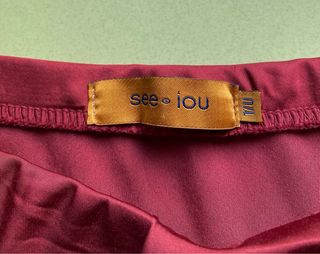 Conjunto satén top y falda marca SEE IOU