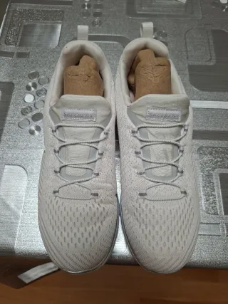 Zapatillas Skechers Talla 38 Blancas y Plateadas