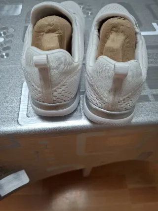 Zapatillas Skechers Talla 38 Blancas y Plateadas