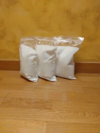 3 Bolsas de nieve artificial.