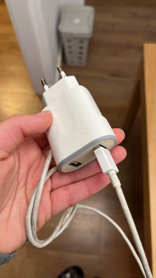 Cargador de móvil blanco