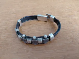 Pulsera Cuero y Cuentas Plateadas