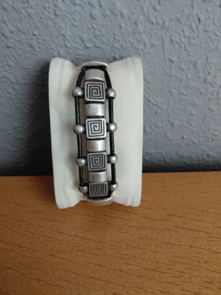 Pulsera Cuero y Cuentas Plateadas