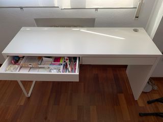Mesa de estudio blanca. Dos cajones.