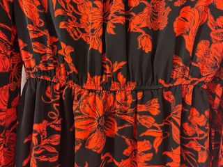 Vestido estampado floral negro y rojo