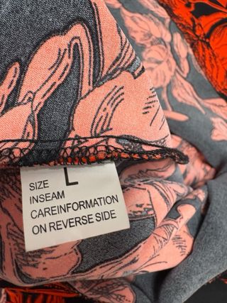 Vestido estampado floral negro y rojo