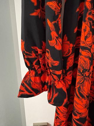 Vestido estampado floral negro y rojo