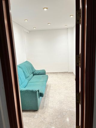 Sofá 3 plazas verde tela y sillón individual.