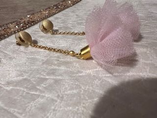 Pendientes largos dorados con tul rosa