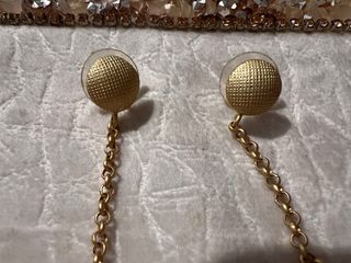 Pendientes largos dorados con tul rosa