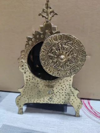 Reloj de mesa vintage dorado