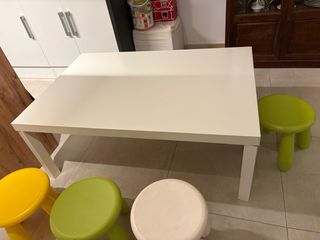 Mesa baja y 4 taburetes